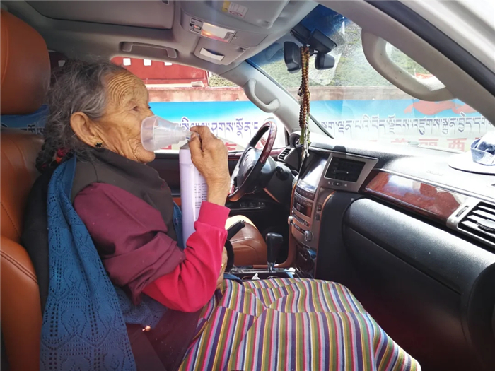 阜康義診組行紀(jì)：老阿媽那曲拜佛突發(fā)高反，幸遇阜康醫(yī)生救助脫險(xiǎn)！