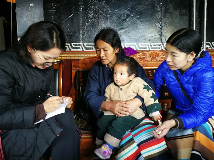 阜康義診組行紀(jì)：行醫(yī)，心懷佛心——阜康醫(yī)生為餐館老板娘之子診斷！