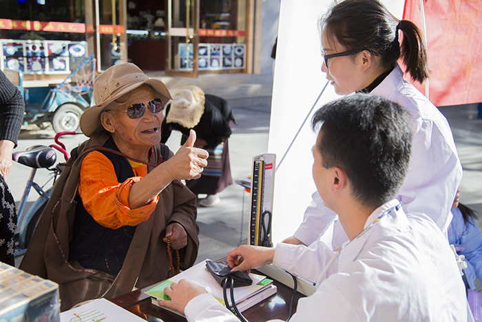 阜康醫(yī)藥集團(tuán)于“全國(guó)安全用藥月”開展免費(fèi)義診宣傳活動(dòng)